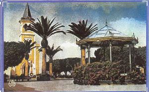 la Senia place principale avec son kiosque a musique et l eglise